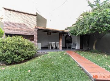 Casa · 215m² · 4 Ambientes · 1 Cochera · Venta Casa 4 Ambientes Boedo Jardin Cochera 2 Lotes