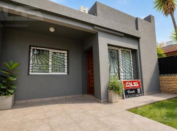 Casa · 130m² · 4 Ambientes · 1 Cochera · Casa 4 Ambientes - 3 Dorm. - 2 Baños - Pileta - Parque - Ituzaingo Norte