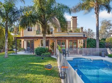 Casa · 994m² · 8 Ambientes · Casa a La Venta en Campos de Alvarez