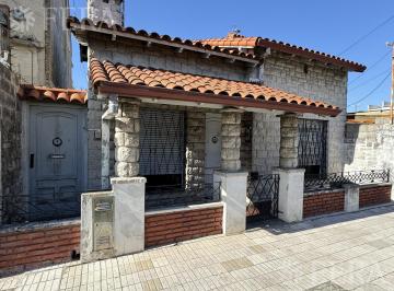 Casa · 180m² · 6 Ambientes · Venta de Casa 5 Ambientes con Patio y Parrilla en Villa Dominico