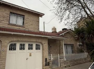 Casa · 150m² · 4 Ambientes · 1 Cochera · Casa PH Cuatro Ambientes con Cochera Zona Nueva Pompeya