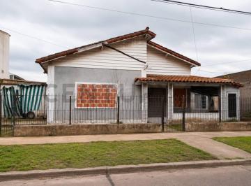 Casa · 140m² · 4 Ambientes · 1 Cochera · Venta de Casa a Refaccionar por Completo en Inmejorable Ubicación 14a Casi 467, City Bell