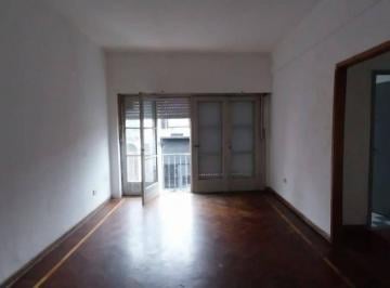 Departamento de 3 ambientes, Floresta · Venta Dpto. Al Frente, 1er Piso por Escalera 63 M²!