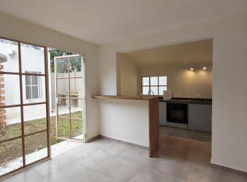 Casa · 75m² · 3 Ambientes · Venta Casa de Pasillo Reciclada 2 Dorm. con Jardín - Arroyito
