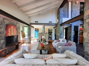 Casa · 262m² · 5 Ambientes · 2 Cocheras · Casa en Venta de 4 Dorm. con Pileta en La Lomada