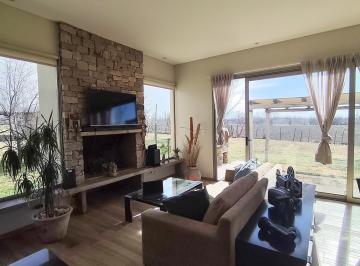 Casa · 122m² · 5 Ambientes · 2 Cocheras · Moderna Casa con Terreno en Venta Tunuyan
