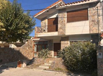 Casa · 278m² · 5 Ambientes · 1 Cochera · Importante Casa de 2 Plantas