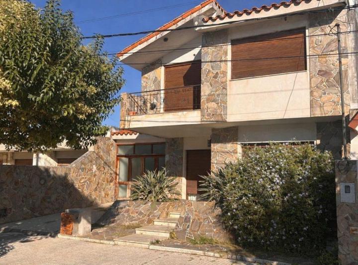 Casa · 278m² · 5 Ambientes · 1 Cochera
