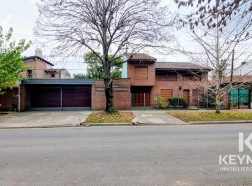 Casa · 225m² · 8 Ambientes · 6 Cocheras · Casa de 4 Dorm. en Venta, City Bell