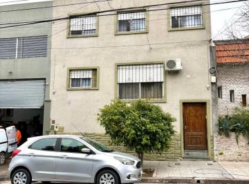 PH de 2 ambientes, Parque Chacabuco · Tipo Casa a Reciclar con Gran Terraza y Patio. Sin Expensas