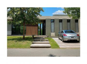 Casa · 196m² · 4 Ambientes · 3 Cocheras · Casa 4 Ambientes con Cochera en Venta en Club de Campo La Concepción de Lujan