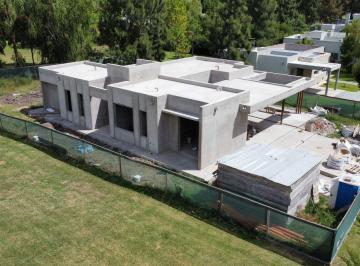Casa · 161m² · 8 Ambientes · 2 Cocheras · Casa en Venta en Miralagos de 3 Dorm. Mas Escritorio - Llave en Mano
