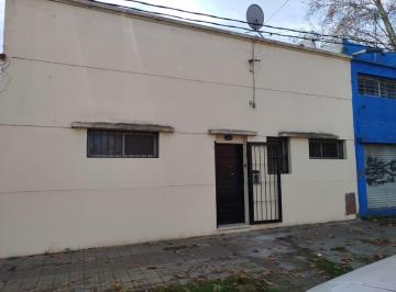 Casa · 78m² · 4 Dormitorios · Casa en Alquiler de 5 Ambientes Apta Profesional.