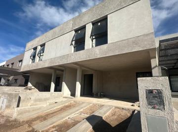 Casa · 161m² · 5 Ambientes · 2 Cocheras · Duplex Premium | Colinas de Manantiales