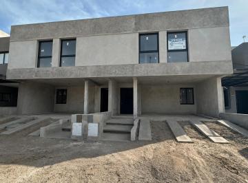 Casa · 161m² · 5 Ambientes · 2 Cocheras · Duplex Premium | Colinas de Manantiales