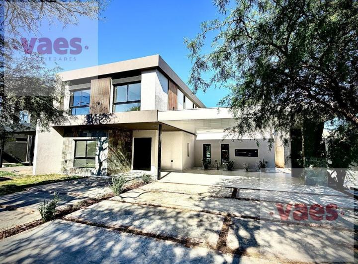 Casa · 350m² · 6 Ambientes · 2 Cocheras
