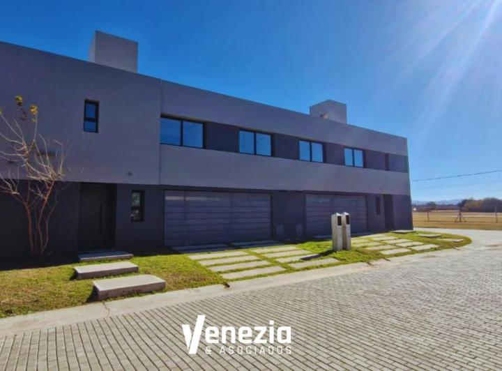 Casa · 110m² · 4 Ambientes · 2 Cocheras