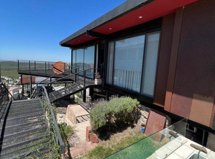 Casa · 240m² · 5 Ambientes · 3 Cocheras