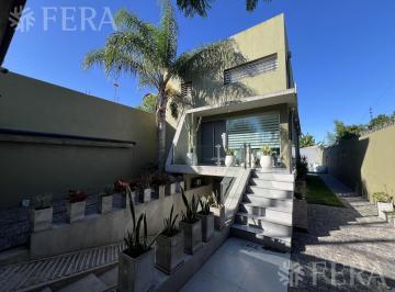 Casa · 251m² · 6 Ambientes · 2 Cocheras · Venta Casa 6 Ambientes con Piscina y Cochera en Quilmes