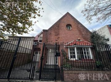 Casa · 203m² · 4 Ambientes · 1 Cochera · Venta de Casa 4 Ambientes con Piscina y Cochera en Quilmes Centro