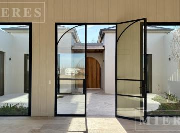 Casa · 310m² · 7 Ambientes · 8 Cocheras · Casa Al Polo en Venta en El Milord, Pilara