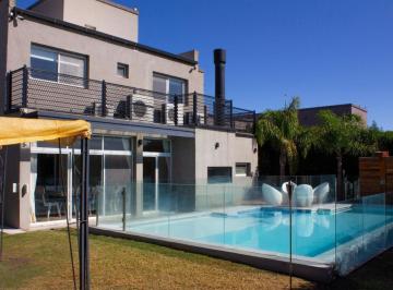 Casa · 240ha · 6 Ambientes · 2 Cocheras · Venta Casa 6 Ambientes de 300 m² en Barrio Privado Casuarinas Premium Canning