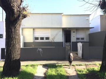 Casa · 75m² · 3 Ambientes · 1 Cochera · Casa de 2 Dorm. en Alquiler, con Patio