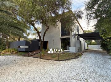 Casa · 391m² · 8 Ambientes · 3 Cocheras · Casa en Lomas de La Carolina