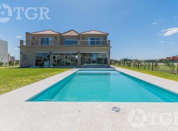Casa · 370m² · 7 Ambientes · 1 Cochera · Elegante Recinto en La Providencia Country & Club