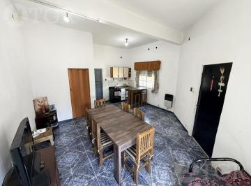 Casa · 122m² · 6 Ambientes · 2 Cocheras · Venta de 2 Casas con Garaje y Patio Apto Credito. Temperley