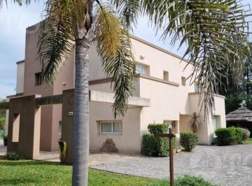 Casa · 1460m² · 6 Ambientes · 7 Cocheras · Casa en Exaltacion de La Cruz