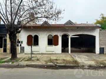 Casa · 107m² · 5 Ambientes · 1 Cochera · Casa en V. Talleres