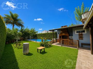 Casa · 69m² · 4 Ambientes · 2 Cocheras · Venta Casa 4 Ambientes con Jardín, Pileta, Quincho y Cochera en Berazategui