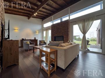 Casa · 240m² · 5 Ambientes · 2 Cocheras · Venta Casa 4 Ambientes con Piscina en Area 60 - Brandsen