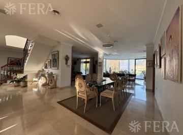 Casa · 528m² · 6 Ambientes · 4 Cocheras · Venta de Casa 6 Ambientes con Piscina en Club de Campo Abril - Berazategui