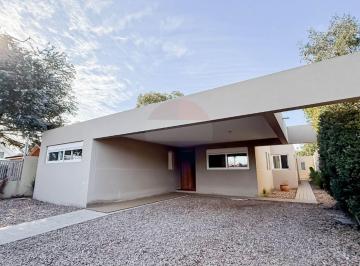 Casa · 304m² · 4 Ambientes · 2 Cocheras · Venta Hermosa Propiedad Solymar - 3 Dorm - Piscina