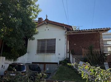 Casa · 400m² · 4 Ambientes · 3 Cocheras · Retasada Casa de 4 Ambientes en Venta en Tigre con Gran Lote, Cochera Para 3 Autos