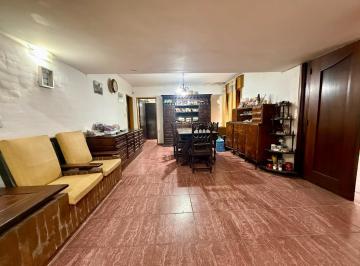Casa · 200m² · 5 Ambientes · 2 Cocheras · Casa de Una Sola Planta, Espacios Comodos, Hermoso Patio