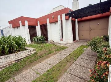 Casa · 200m² · 5 Ambientes · 2 Cocheras · Casa de Una Sola Planta, Espacios Comodos, Hermoso Patio