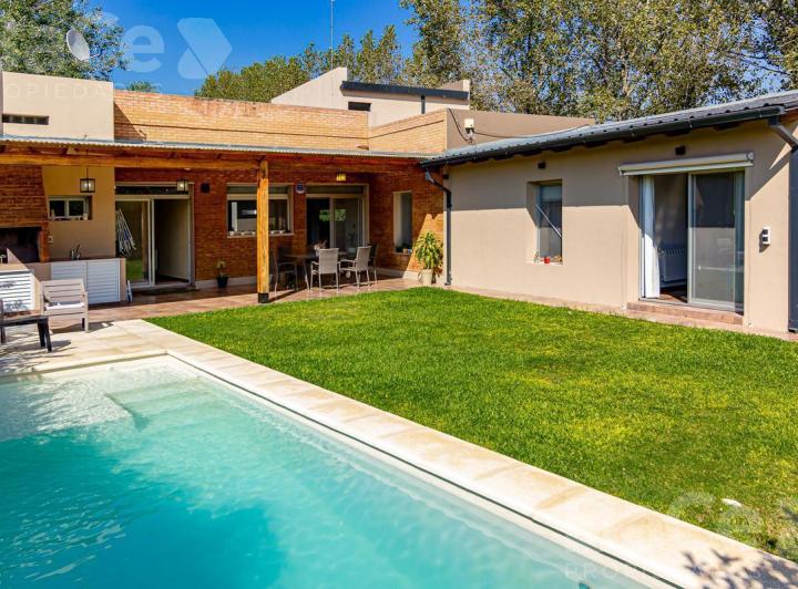 Casa · 220m² · 5 Ambientes · 2 Cocheras