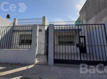 Casa · 79m² · 3 Ambientes · 1 Cochera · Venta Casa con Patio y Cochera