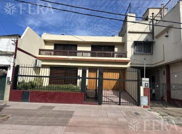 Casa · 240m² · 6 Ambientes · 2 Cocheras · Venta Casa 6 Ambientes con Cochera y Patio en Wilde