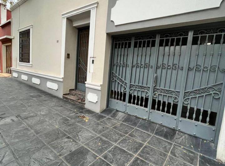 Casa · 180m² · 6 Ambientes · 2 Cocheras