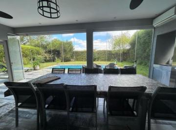 Casa · 240m² · 6 Ambientes · 4 Cocheras · Casa en Los Alisos