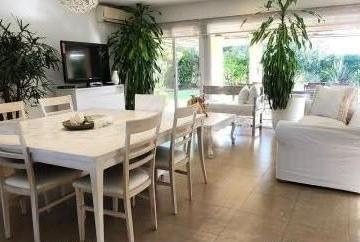 Casa · 175m² · 6 Ambientes · 4 Cocheras · Casa en Los Alisos