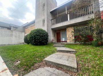 Casa · 800m² · 7 Ambientes · 6 Cocheras · Banfield Oeste | Casa 800 m² | Pileta | Quincho | 4 Cocheras