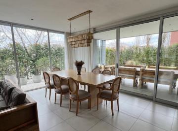 Casa · 250m² · 5 Ambientes · 2 Cocheras · Casa en Los Alisos