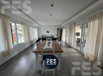 Casa · 174m² · 4 Ambientes · Casa en Alquiler en Pinamar con Pileta Para 6 o 7 Personas.
