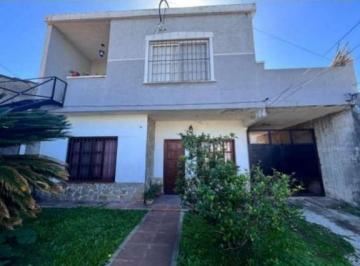 Casa · 355m² · 8 Ambientes · 2 Cocheras · Casa con Departamento Independiente y Galpón en Venta en Quilmes Oeste