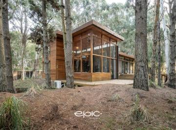 Casa · 200m² · 4 Ambientes · 2 Cocheras · Casa en Costa Esmeralda - Barrio Bosques